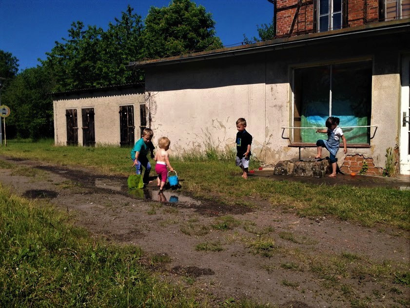 spielende Kinder_Matsch1