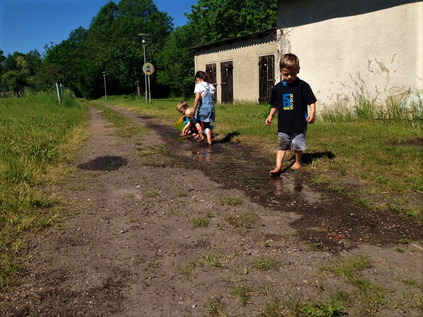 spielende Kinder_Matsch2
